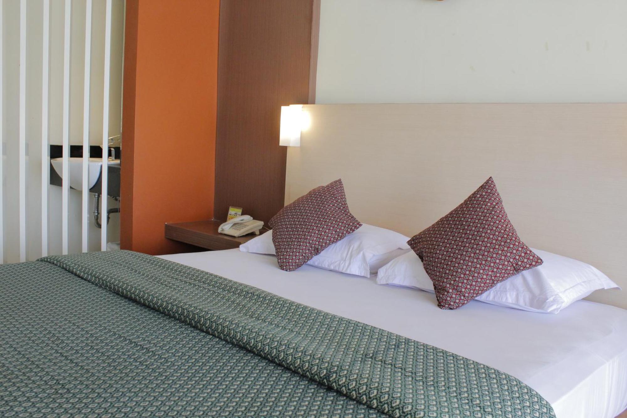 Lux Tychi Hotel Маланг Екстериор снимка