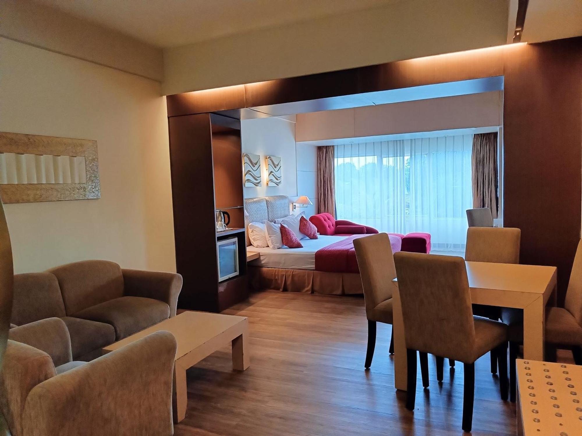 Lux Tychi Hotel Маланг Екстериор снимка