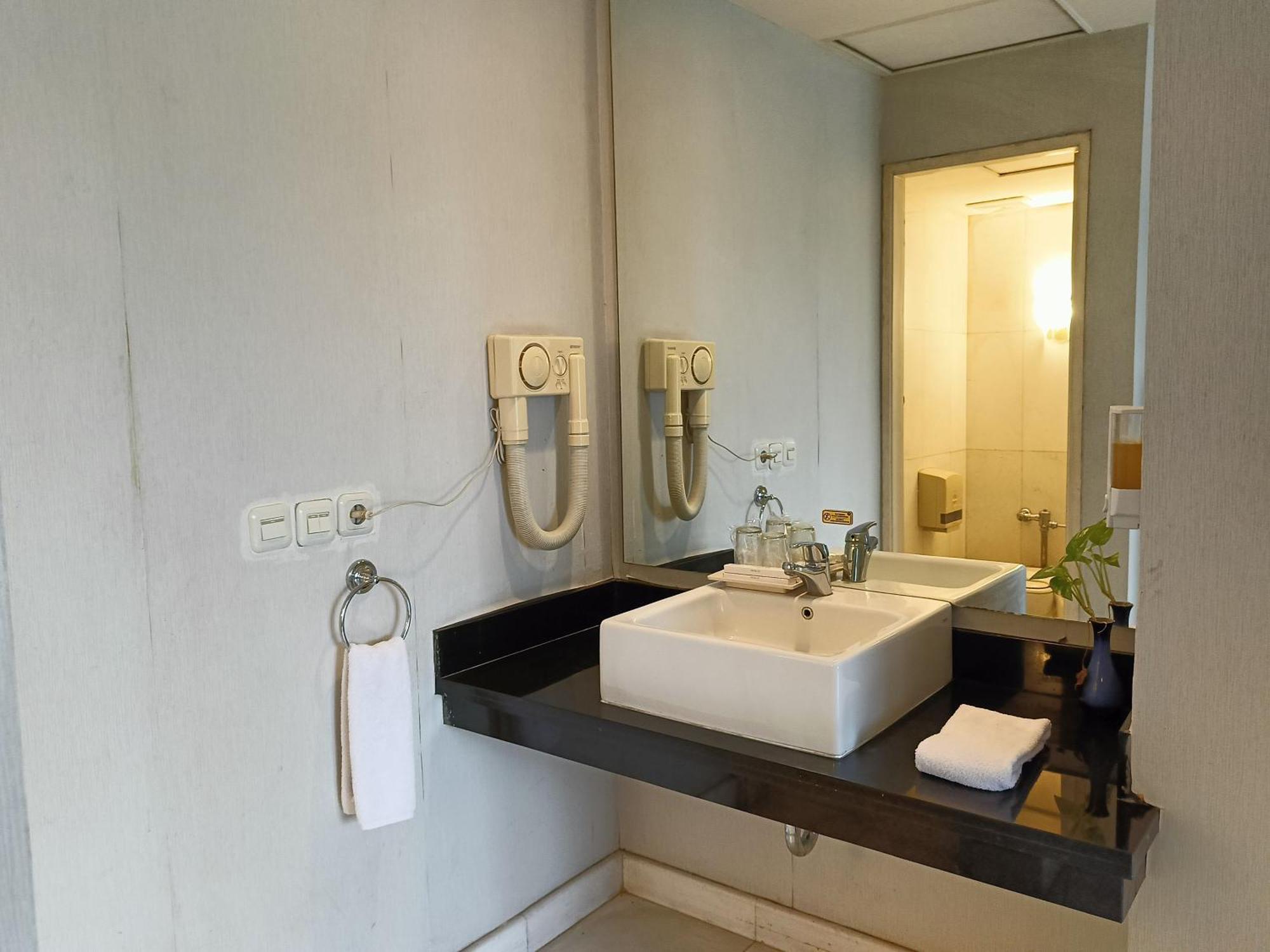Lux Tychi Hotel Маланг Екстериор снимка